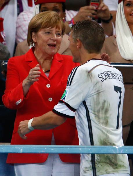 Angela Merkel si congratula con Schweinsteiger. Getty